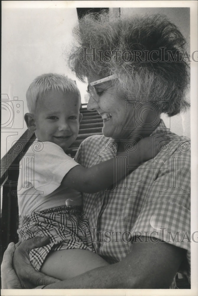 1963 Press Photo Mystery Baby & Mrs. Lexie Hazlett Public Health Nurse, Houston.-Historic Images