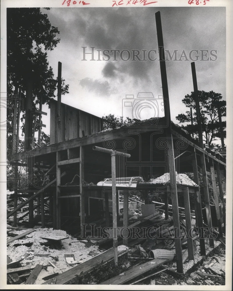 1970 Press Photo Shell Of Condemned Property in Houston Awaits Bulldozer Blade. - Historic Images