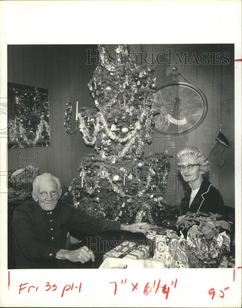 1979 Press Photo C.R. &quot;Pappy&quot; &amp; E. Virginia Cheatham or Houston &amp; Christmas Tree - Historic Images