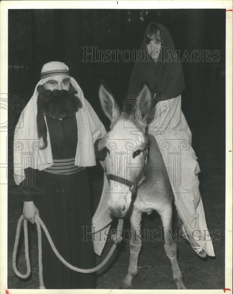 1984 Sandra Hargrave & Lawrence Thomas & Donkey of Houston Christmas - Historic Images