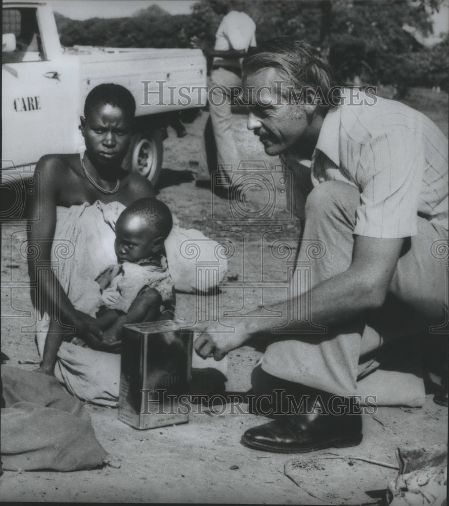 1985 Secretary-General of CARE International, Peter Reitz in Uganda - Historic Images