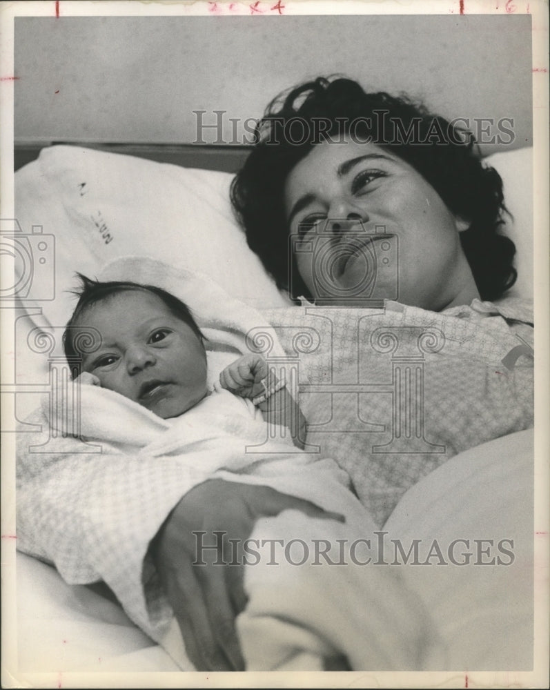 1963 Press Photo Mrs. Apolonia Martinez with New Year baby Maria Isabel, Houston - Historic Images