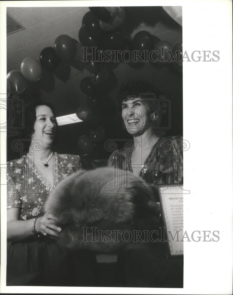 1989 Press Photo Houston&#39;s Covenant House Guild members show off fox muff - Historic Images