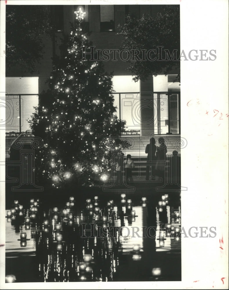 1982 Press Photo Family admires Christmas tree in downtown Houston - hca16819 - Historic Images