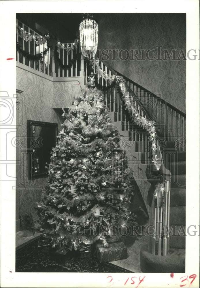 1977 Press Photo Decorated Christmas tree in front of stairway, Houston - Historic Images