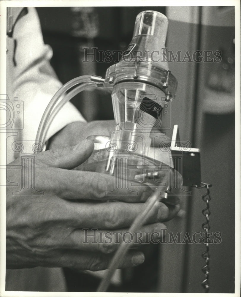 1972 Press Photo Mouthpiece For Patients in &quot;Body Box&quot; To Measure Coughing. - Historic Images