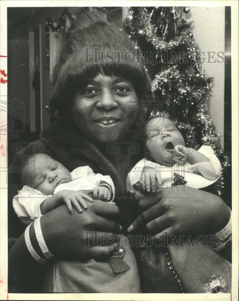 1979 Beverly Moore with twin babies Tiesha and Todderick - Historic Images