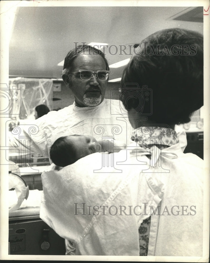 1972 Press Photo Dr. Harry Orme talks with mother who holds baby - hca16856 - Historic Images