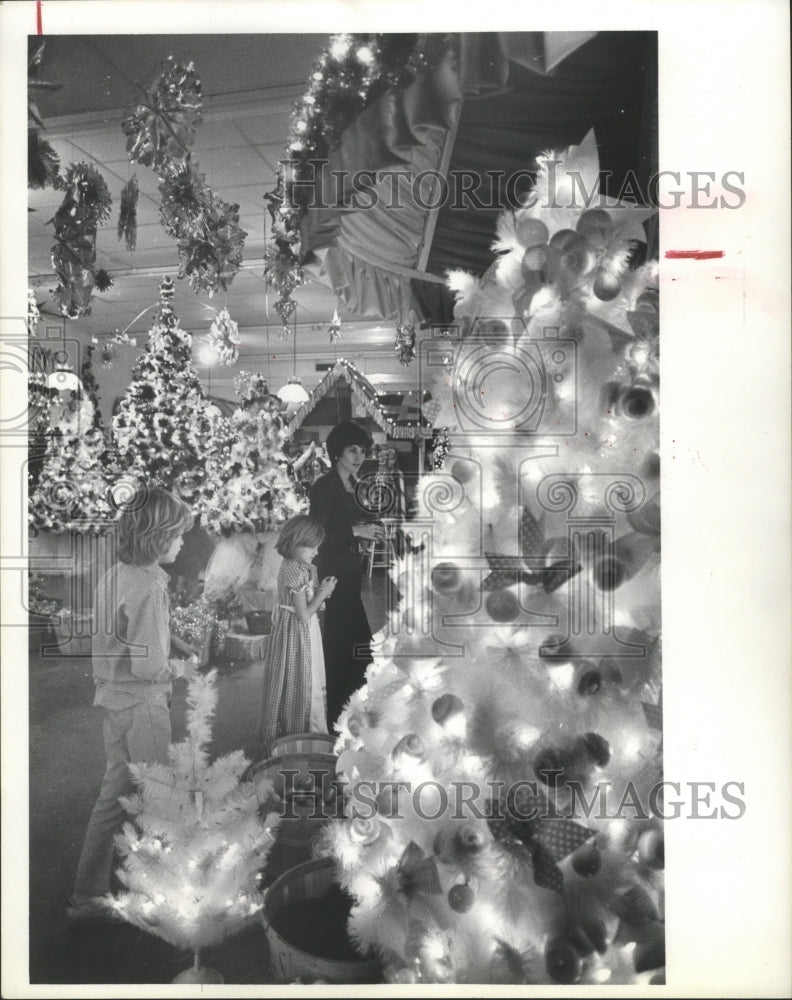 1975 Press Photo Martha Thompson & Children of Houston Pick A Christmas Tree. - Historic Images