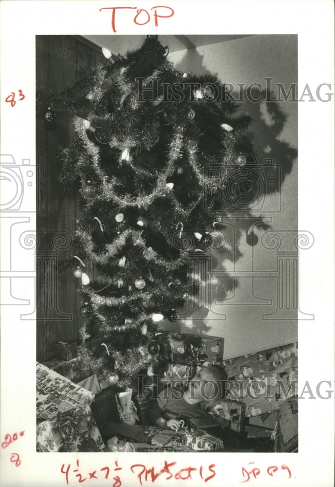 1981 Kenny "J.R." Walts of Houston Upside-Down Christmas Tree. - Historic Images