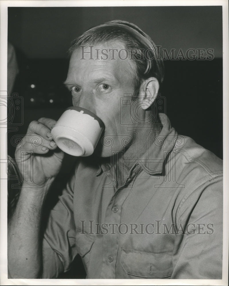 1961 Press Photo Thargain Aaraas Crew Member On The Berean Norwegian Tanker. - Historic Images