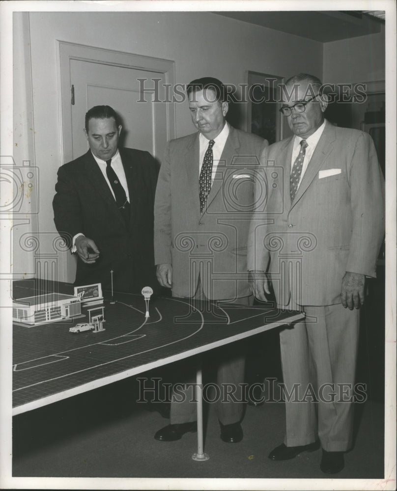 1956 Press Photo E.R. Boswell Manager of Shell Oil Co. Houston &amp; Other Dealers. - Historic Images