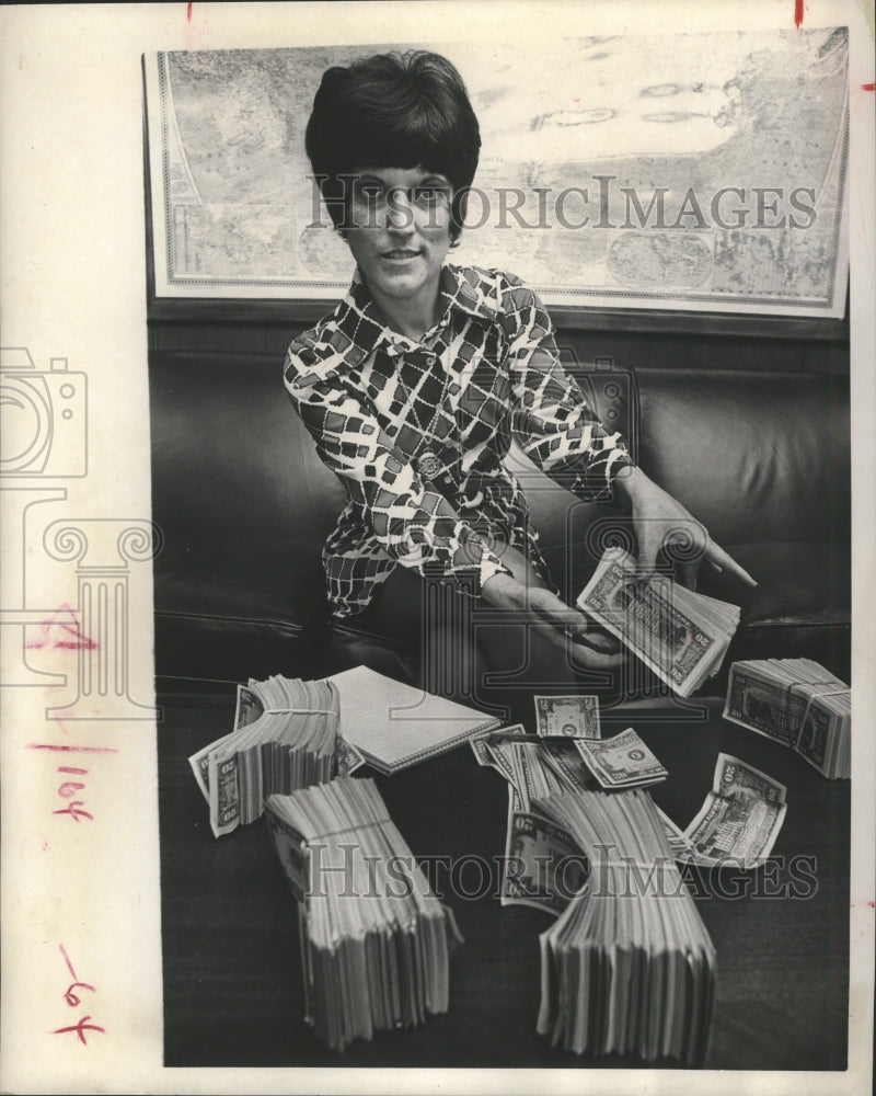1972 Press Photo Mrs. Bobbie Finley Clerk Handles Counterfeit 'Money'. - Historic Images