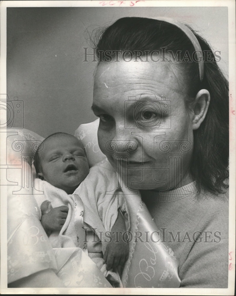 1964 Press Photo Mrs. T.O. Lloyd of Houston Holds Baby Daughter Judy Ann.-Historic Images