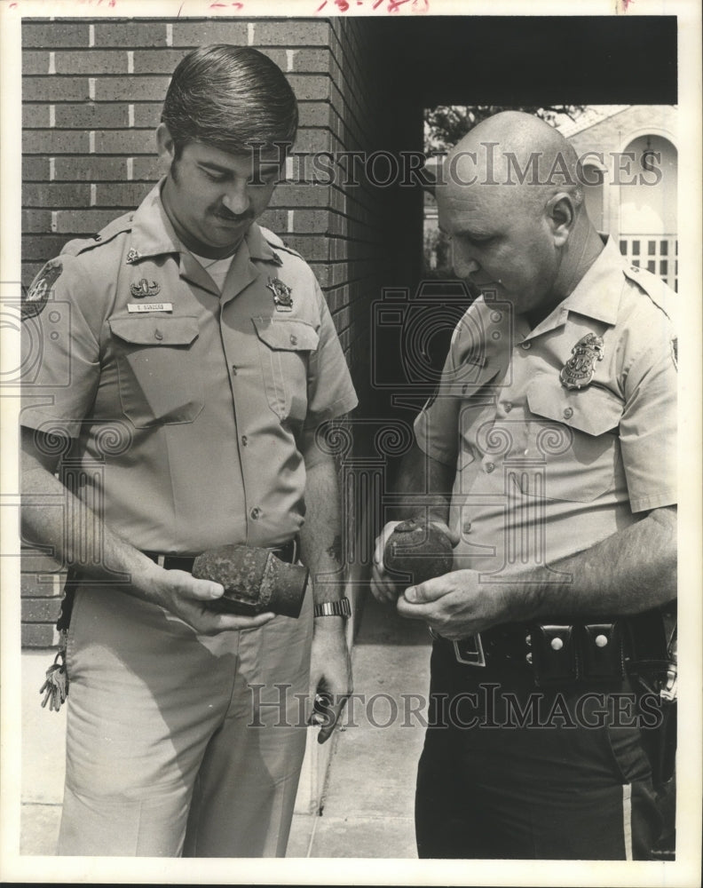 1975 Press Photo Bill Sanders and Howard Picard with Civil War cannonballs-Historic Images