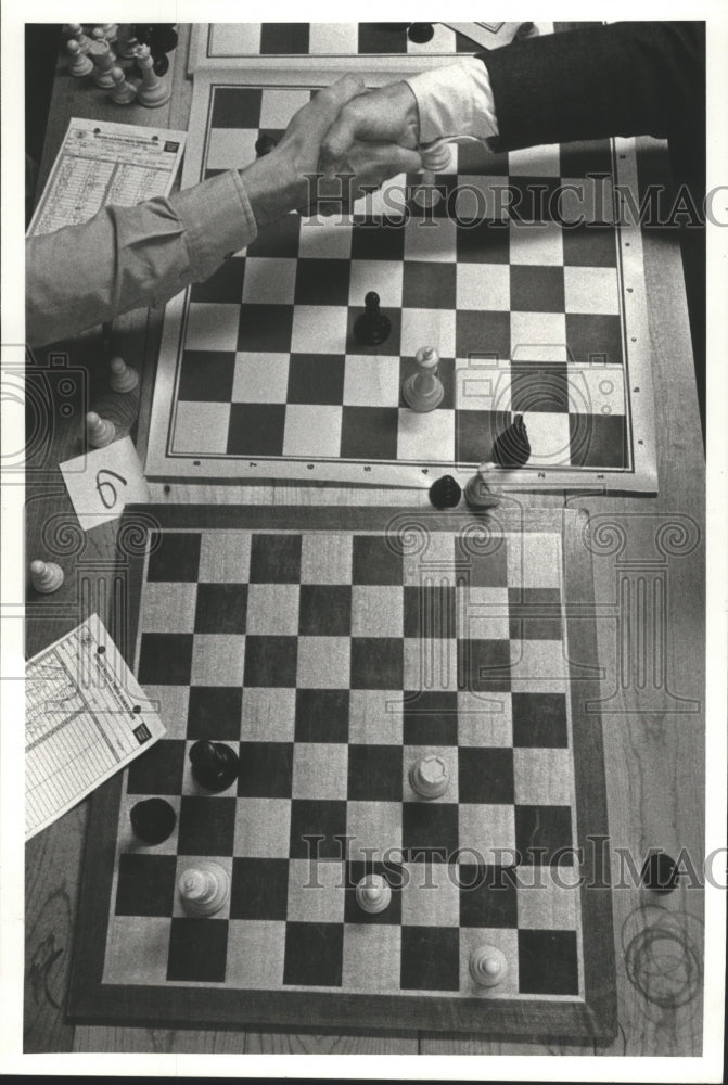 1984 Press Photo Opponents Shake Hands Over Chess Game. - hca16994 - Historic Images