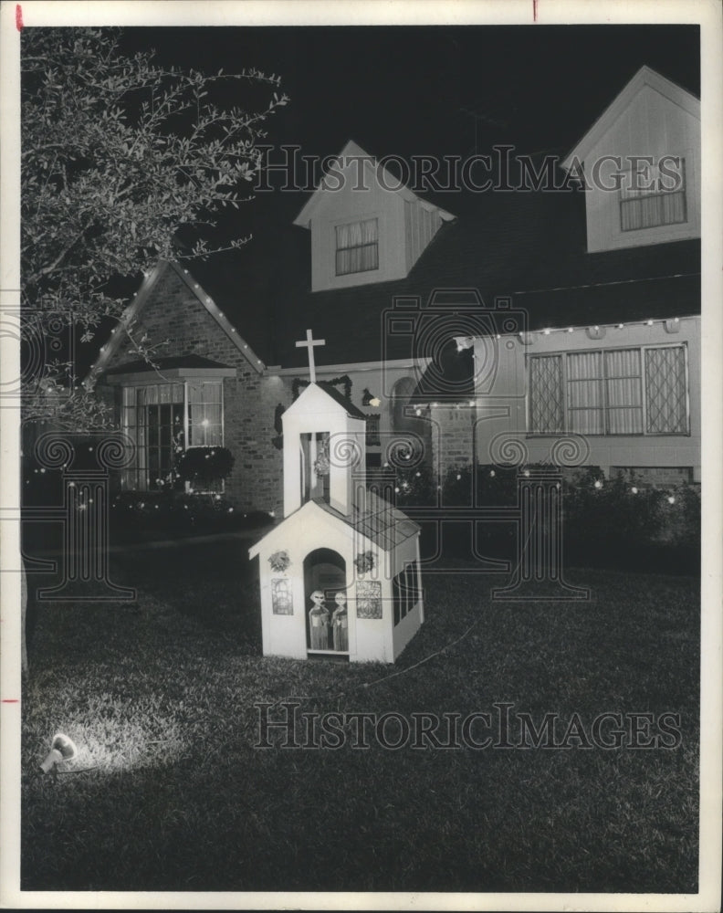 1971 Press Photo A Christmas Church House on the lawn of the Winkel&#39;s, Houston - Historic Images