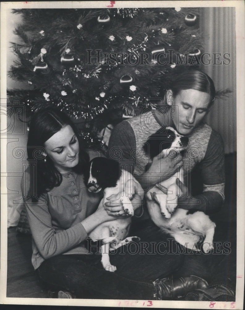 1971 Press Photo Houston&#39;s Becky and Harold with puppies for first Christmas - Historic Images