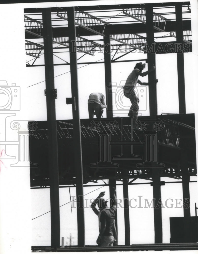 1976 Press Photo Steelworkers working on Continental Airlines building, Houston - Historic Images