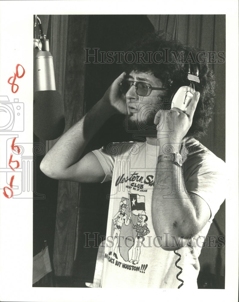 1978 Press Photo Singer recording at Cherry Records, Houston - hca17049 - Historic Images