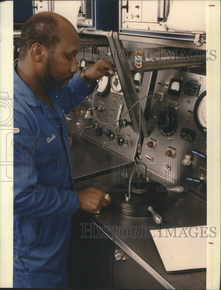 1995 Press Photo Donald Davis Tests Cement Slurry At Chevron Corp. Drill Center - Historic Images