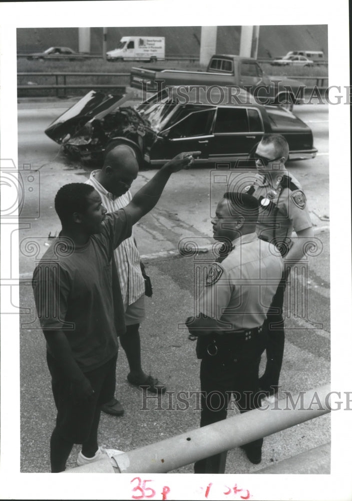 1993 Officers and victim explain carjacking incident in Houston - Historic Images