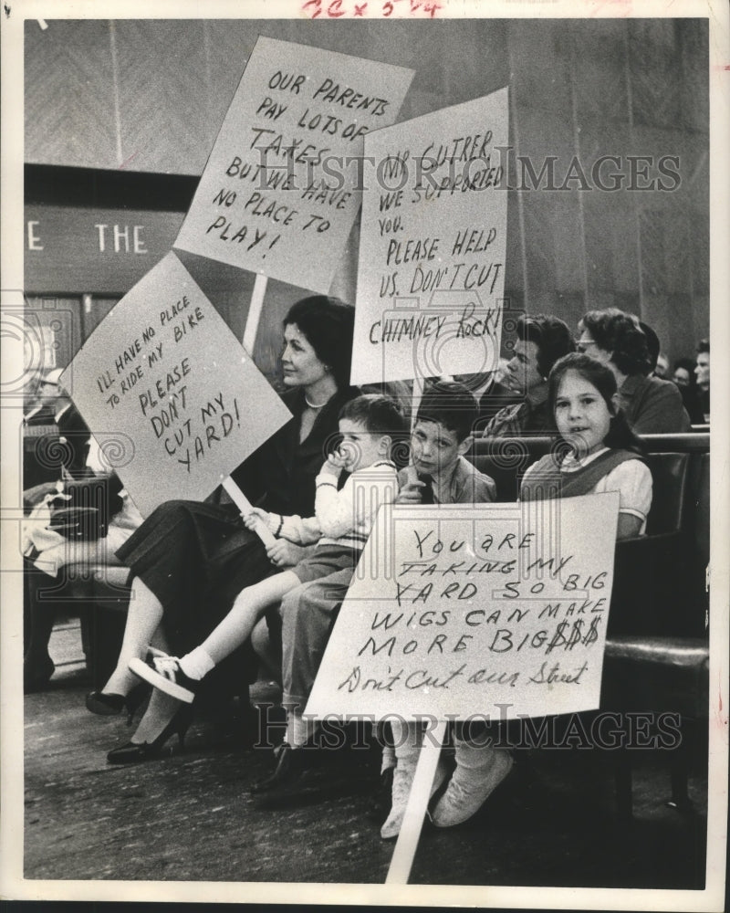 1963 Press Photo Mrs. Anderson and children protest Chimney Rock Street, Houston - Historic Images