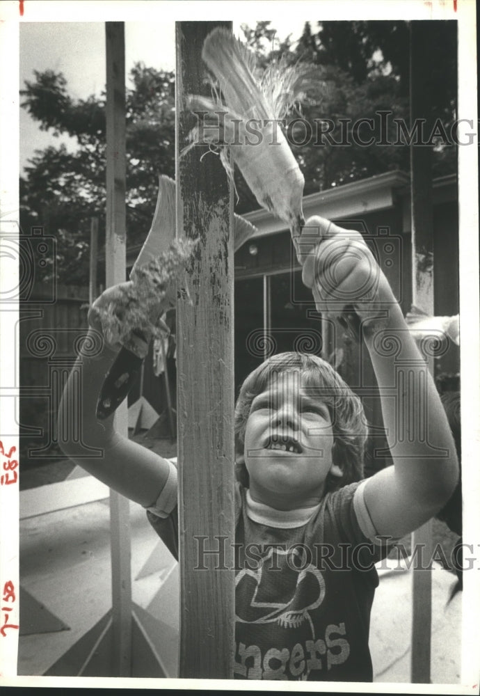 1980 Mark Palmer paints the Children&#39;s Greenhouse, Houston - Historic Images