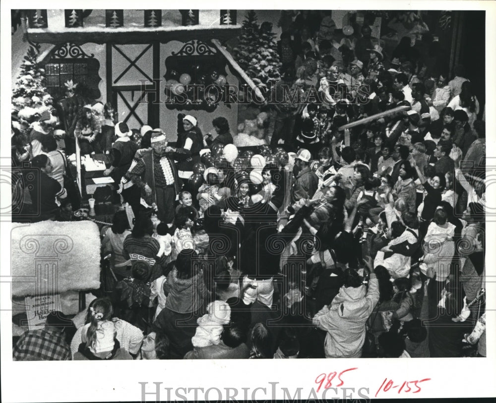 1982 Press Photo Children Wait For Santa Claus & Christmas Buying in Houston. - Historic Images