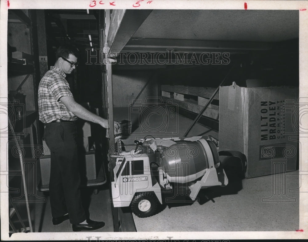 1966 Press Photo James Lawson Moves Last Items for Christmas Buying in Houston. - Historic Images