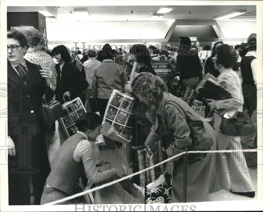 1978 Busy shoppers buying for Christmas, Houston - Historic Images