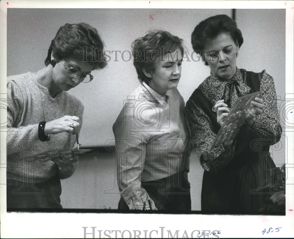 1983 Press Photo Mercedes Abib teaches candy making to Toni Keslev and Rey Beav - Historic Images