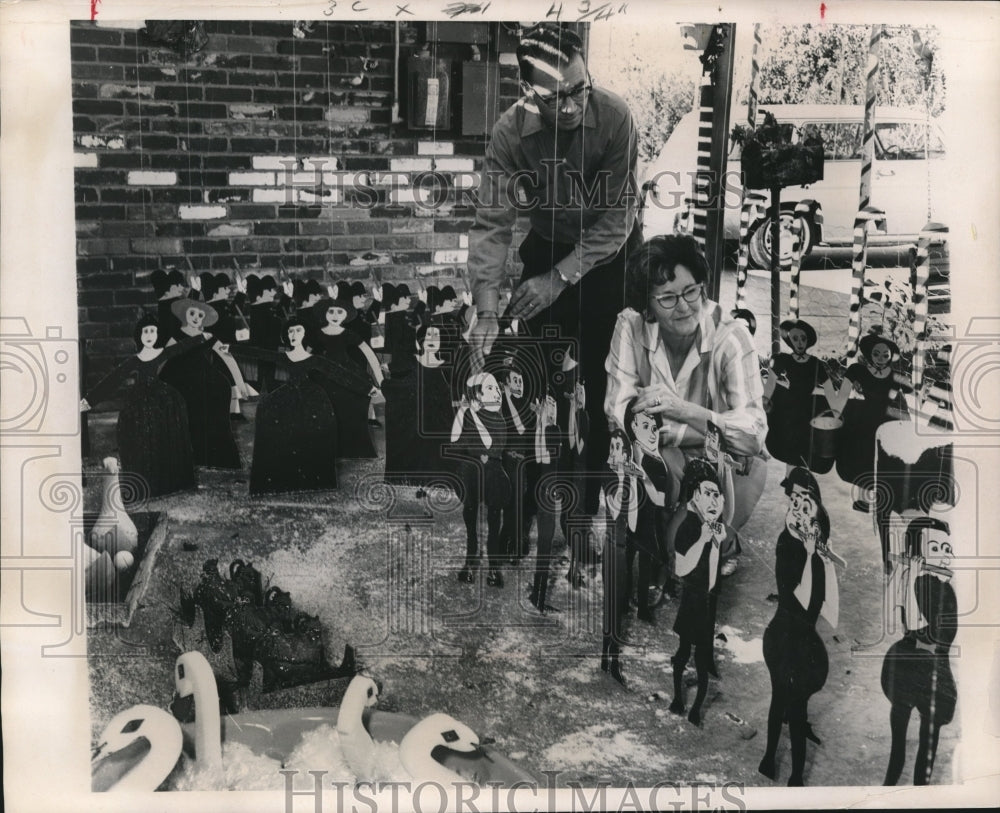 1967 Press Photo Mr. and Mrs. Henry O. Womack Of Houston Christmas Decorations. - Historic Images