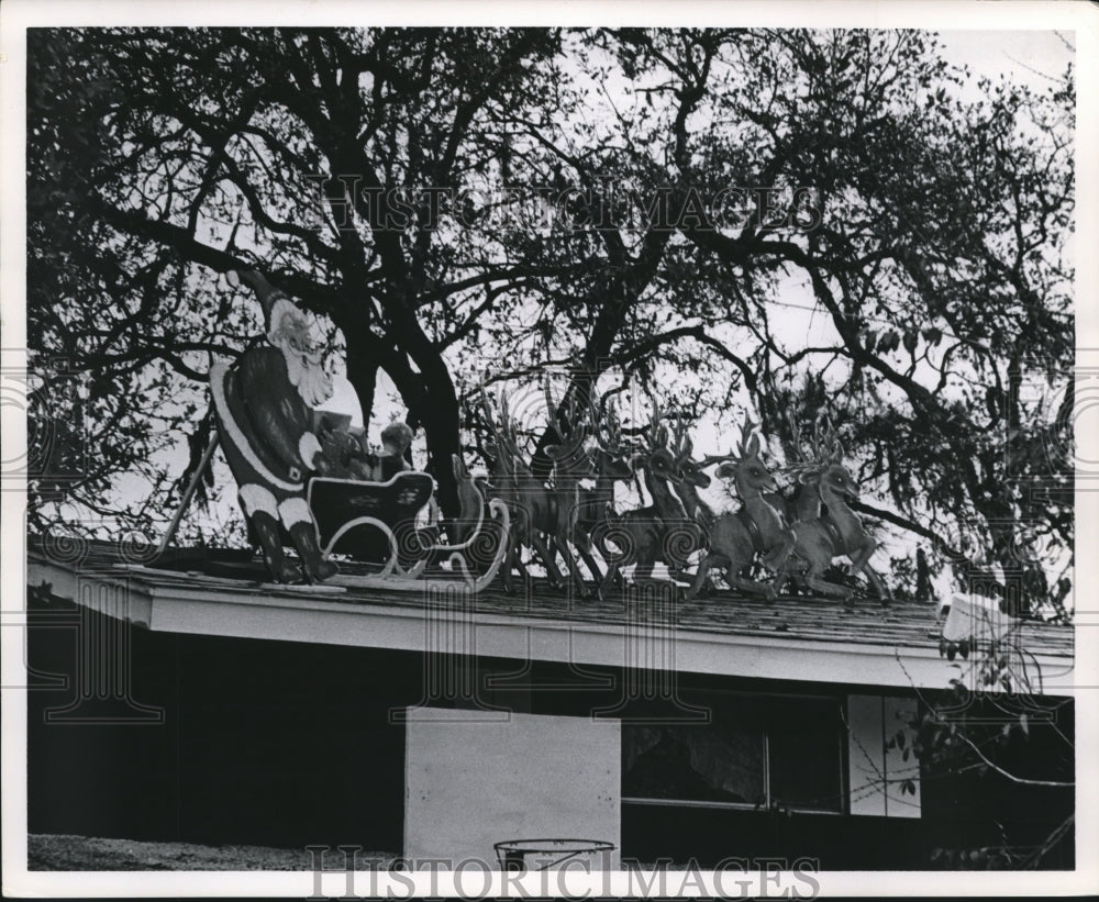 1967 Press Photo Santa Claus &amp; Reindeer Christmas Decorations in Houston. - Historic Images