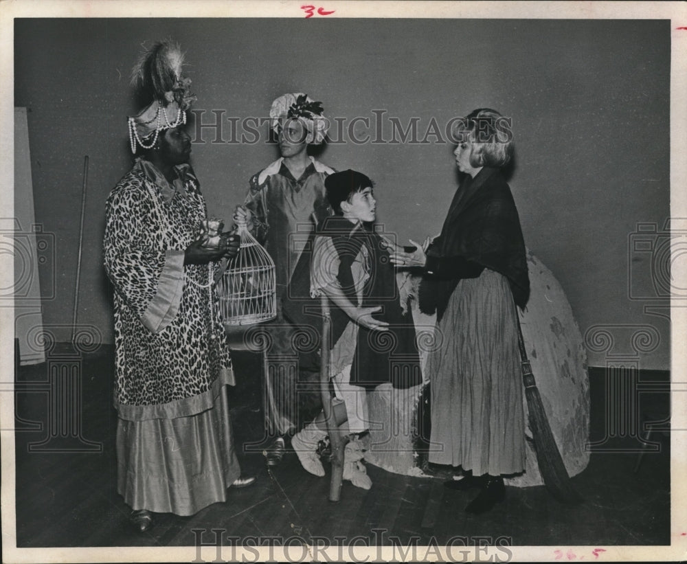 1970 Press Photo Cast of Christmas Opera "Amahl And The Night Visitors" Houston. - Historic Images