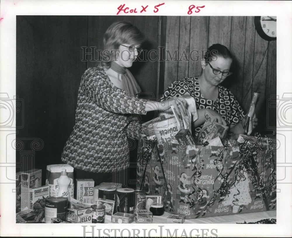1974 Press Photo Maxine Rogers & Sharon Targac of Houston & Christmas Gifts. - Historic Images
