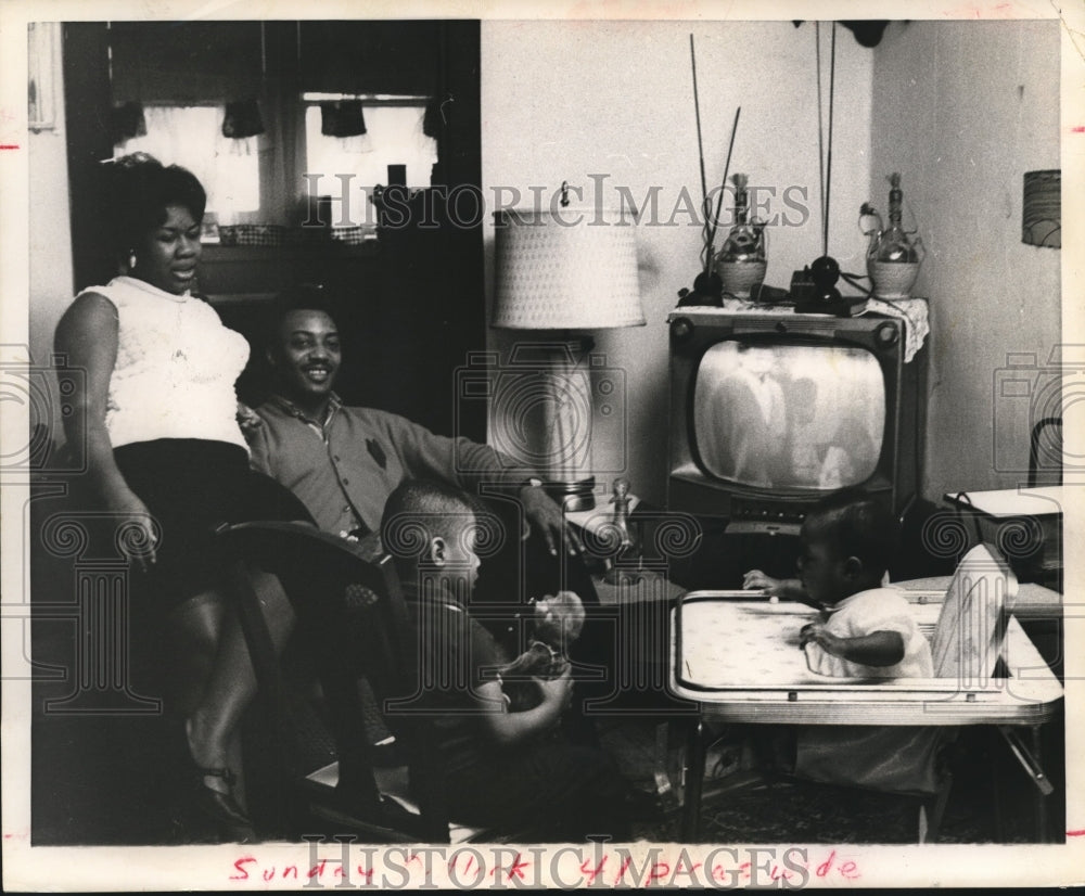 1966 Press Photo Mississippi family in their Chicago, Illinois home - hca17216-Historic Images