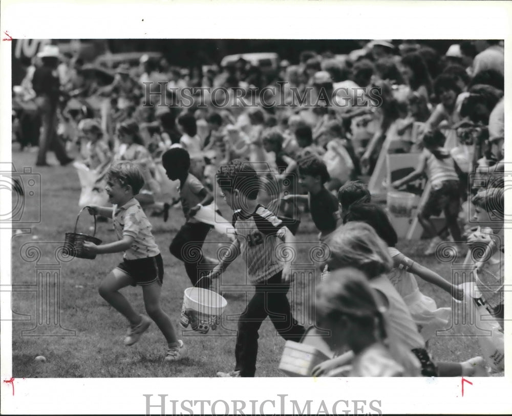 1987 Crowd Of Houston-Area Children Scramble On The Easter Egg Hunt. - Historic Images