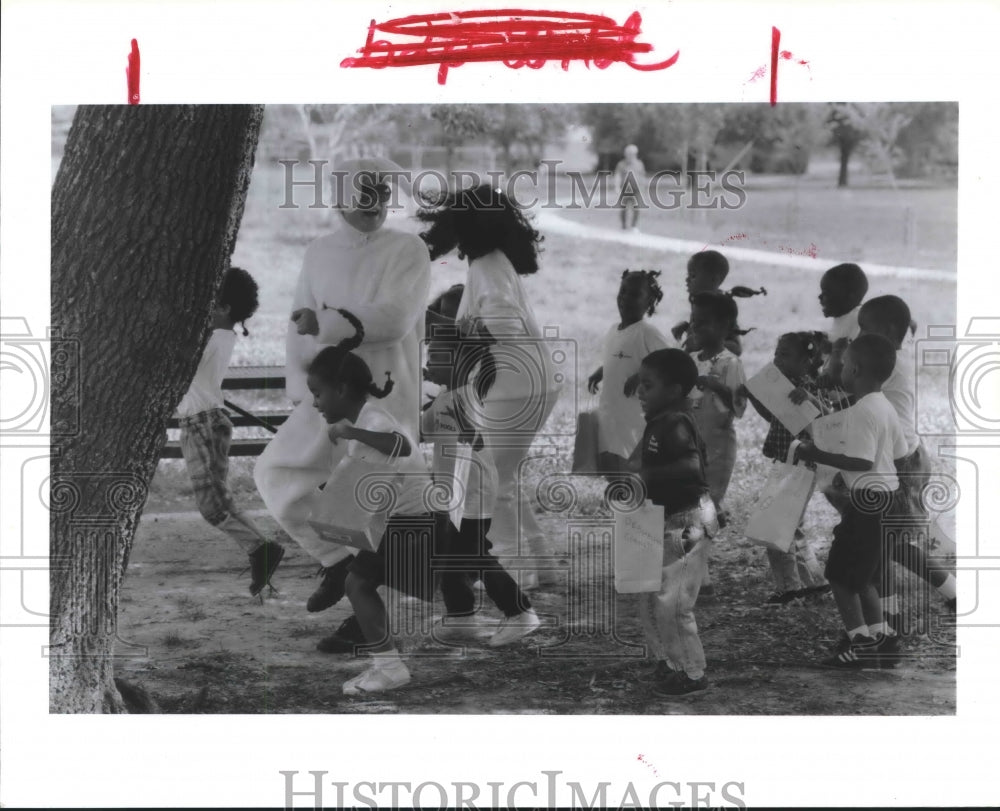 1992 Press Photo Ralph Marano In Easter Bunny Suit Romps With Houston Students. - Historic Images