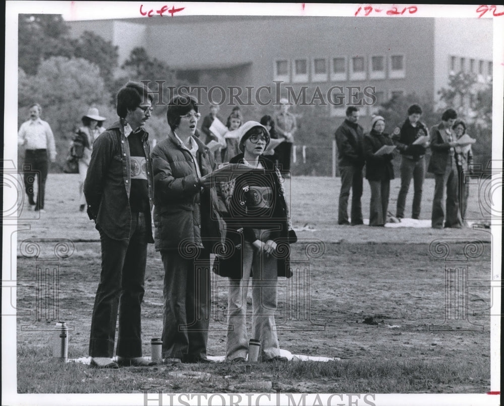1978 Easter Sunrise Sunday Worshipers Celebrating in Houston. - Historic Images