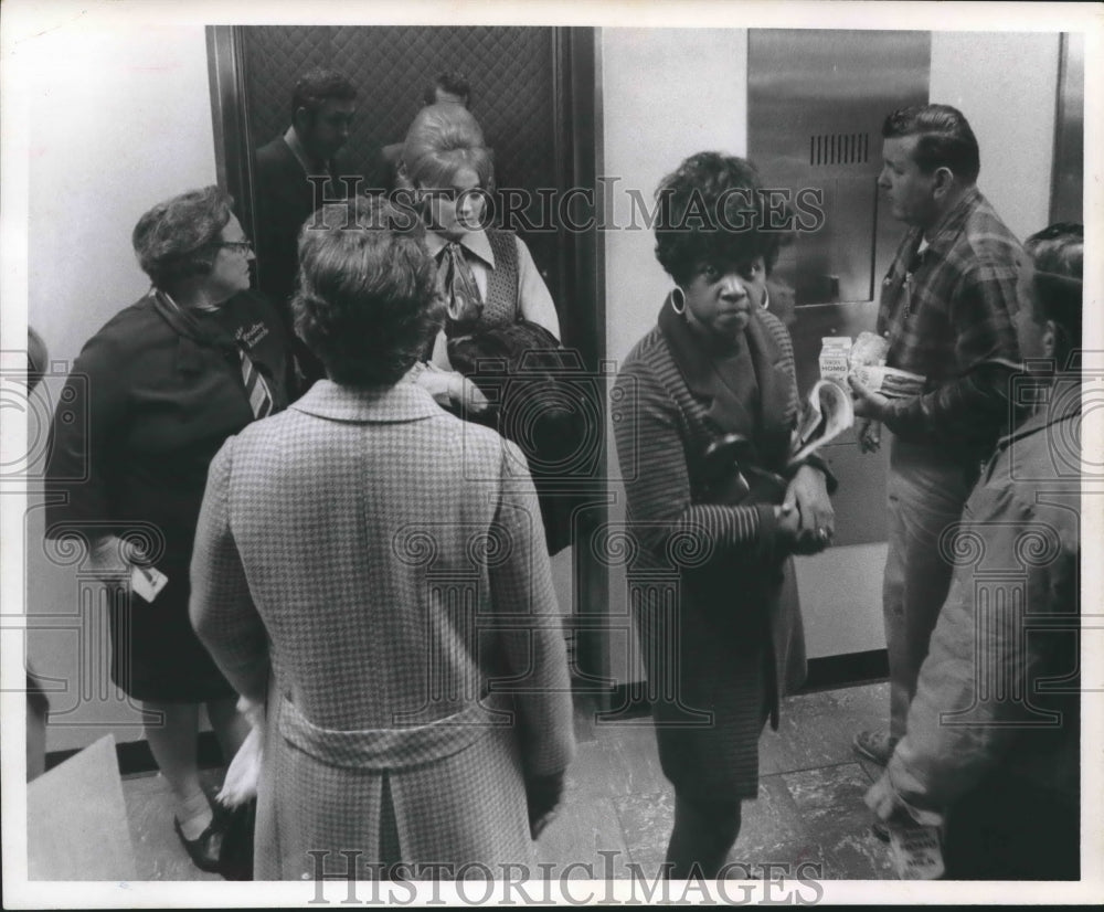 1970 Press Photo Group waiting for Elevators - hca17405 - Historic Images