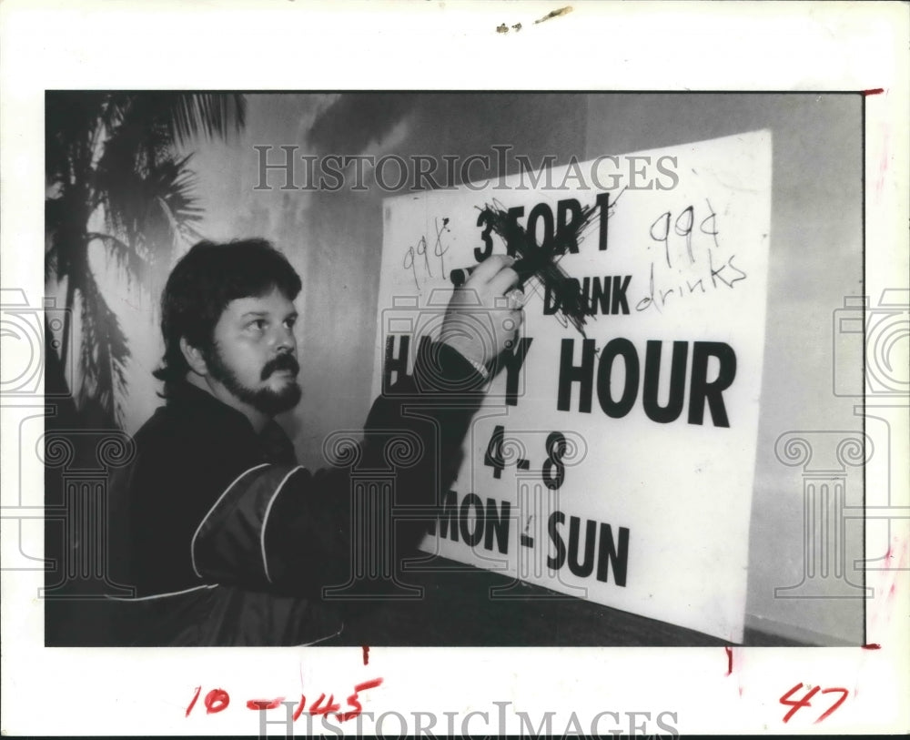 1995 Two or more drinks for the price of one is now illegal in TX - Historic Images