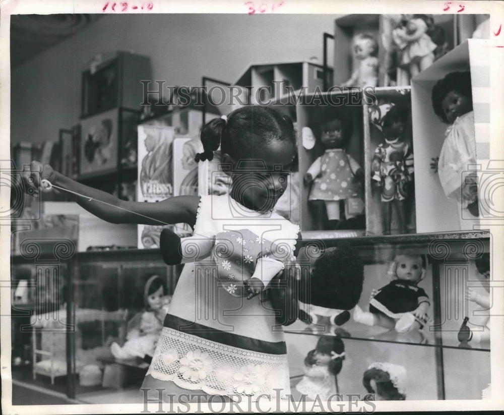 1970 Press Photo Lori Benton pulls the string of talking doll - hca17536 - Historic Images