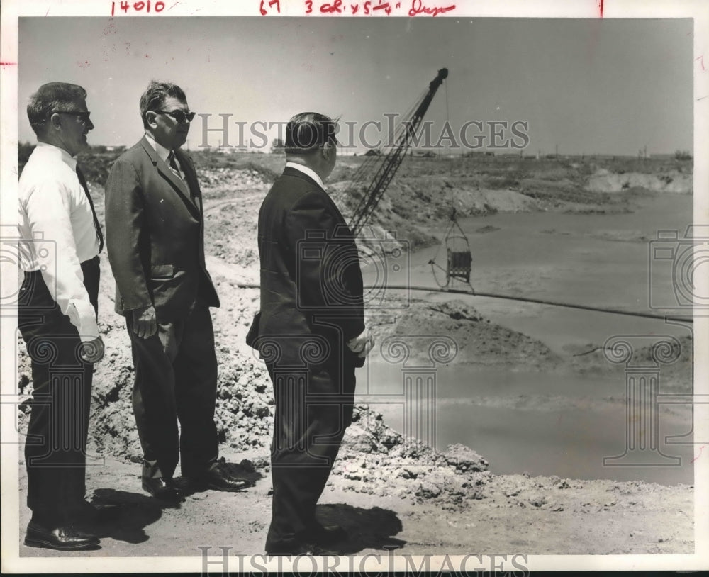 1970 Press Photo Commissioners inspect Doty Sand Pit near Bissonnet, TX - Historic Images