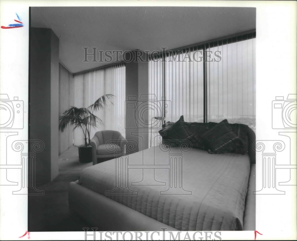 1985 Press Photo Glass Wall Room in the Meridien Hotel, Houston - hca17546 - Historic Images