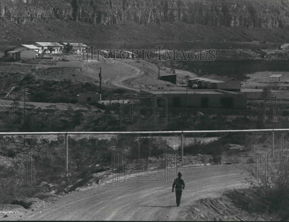 1969 Press Photo Worker Walks From Dow Chemical Co. Smelter To Mexican Village. - Historic Images