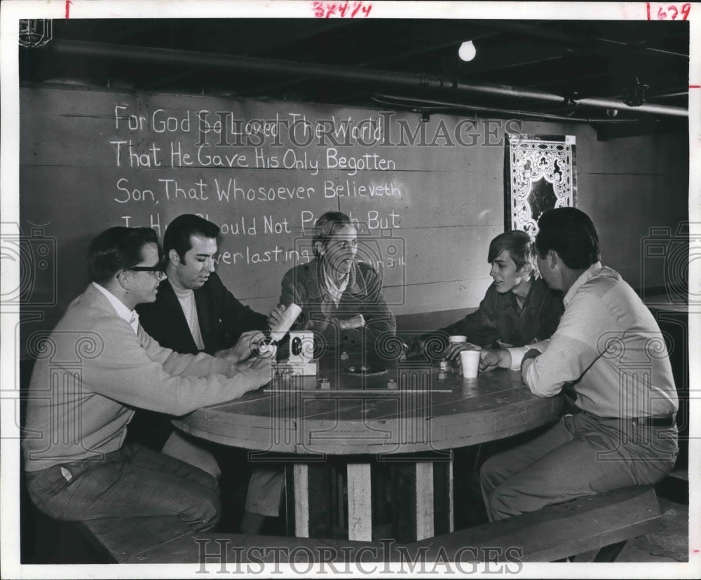 1969 Press Photo Teen Liberators Staff Gather At The Door For Coffee. - Historic Images