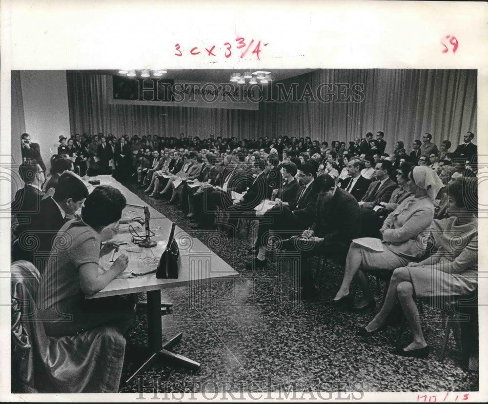 1968 Press Photo Parents Pack Auditorium To Discuss Drug Abuse in Houston. - Historic Images