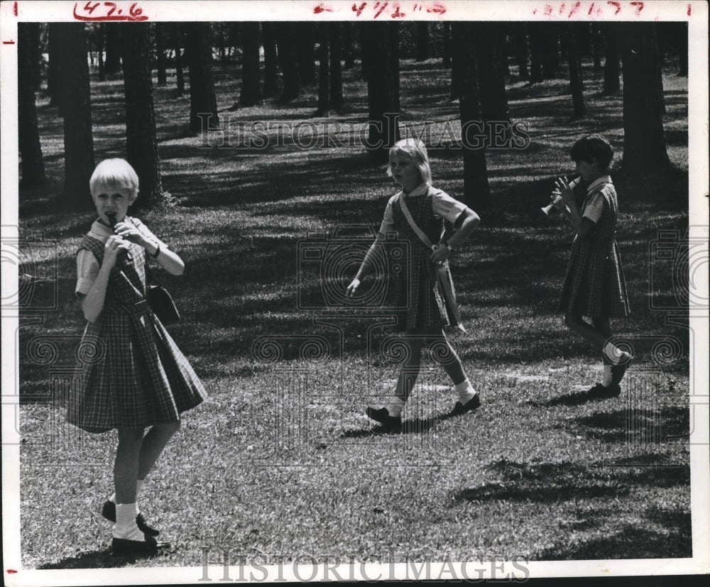 1987 Press Photo Girls playing flutes at Duchesne Academy, Houston - hca17564 - Historic Images