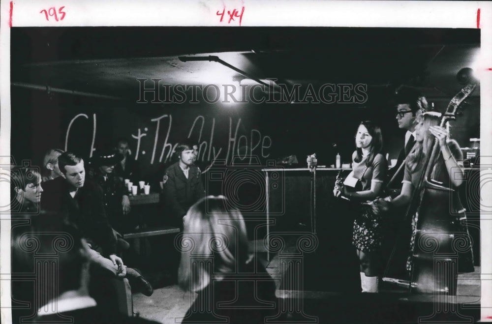 1969 Press Photo &#39;The Jesus singers&#39; Entertain visitors to &quot;The Door&#39; - Historic Images